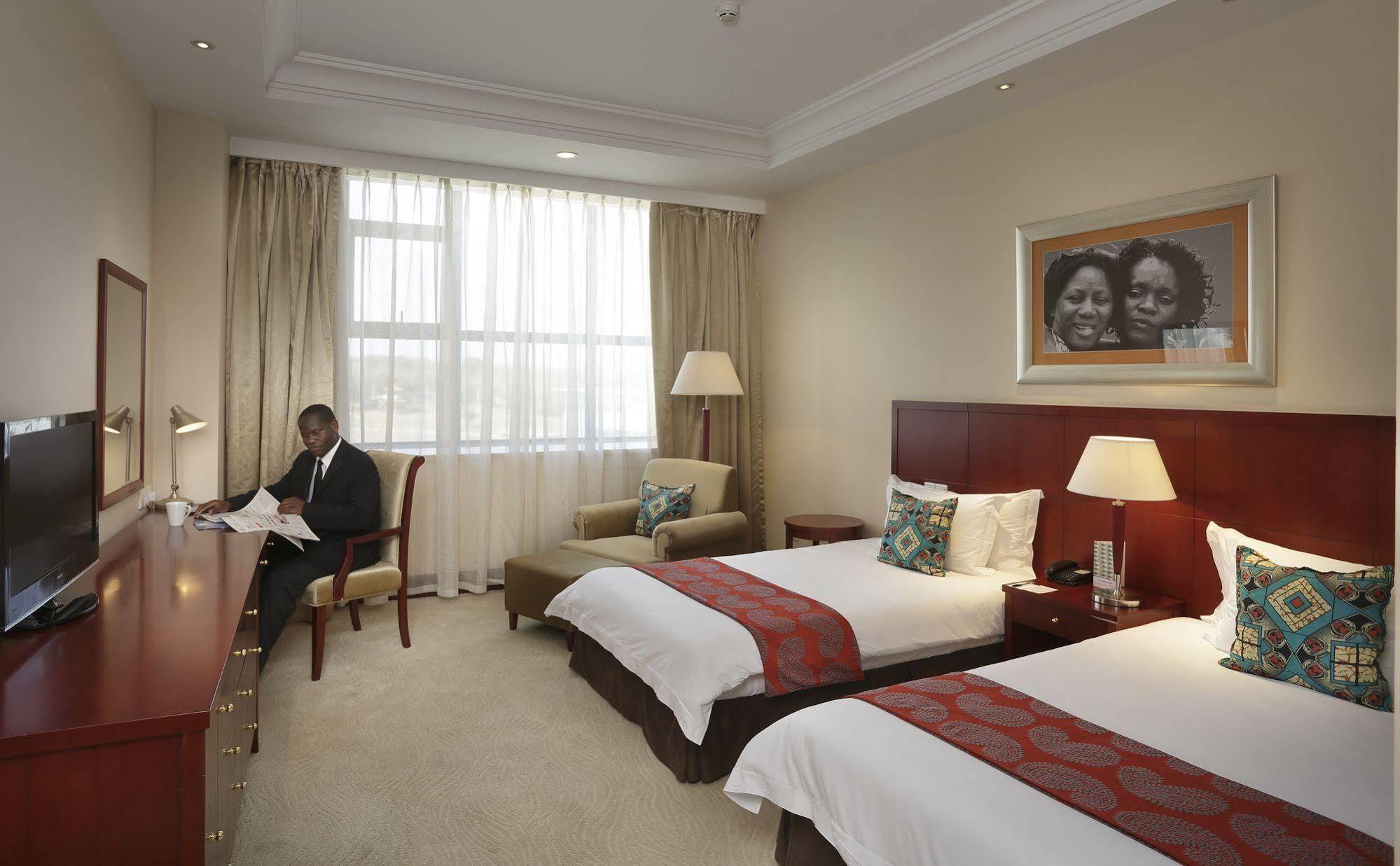 President Hotel At Umodzi Park Lilongwe Exteriör bild